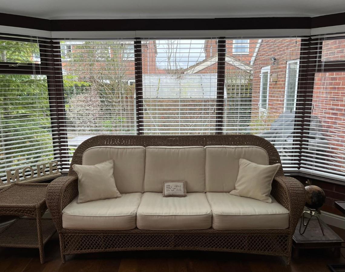 Stunning Beverley Bungalow W Fireplace, Private Parking, And Garden Exterior foto